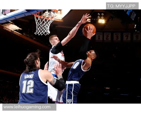 姚明在比赛中扣篮瞬间的精彩特写展现了他的力量与优雅