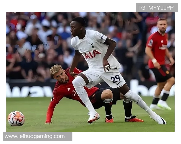 英超激战曼城险胜巴黎圣日耳曼争议判罚引发全场热议