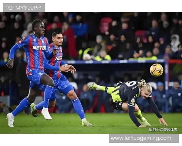 英超激战：里昂3-0曼城神奇扑救引发全场狂欢战术解析