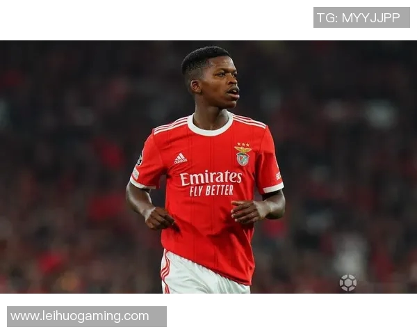 西甲激战：本菲卡大胜巴黎圣日耳曼引发争议判罚全场沸腾